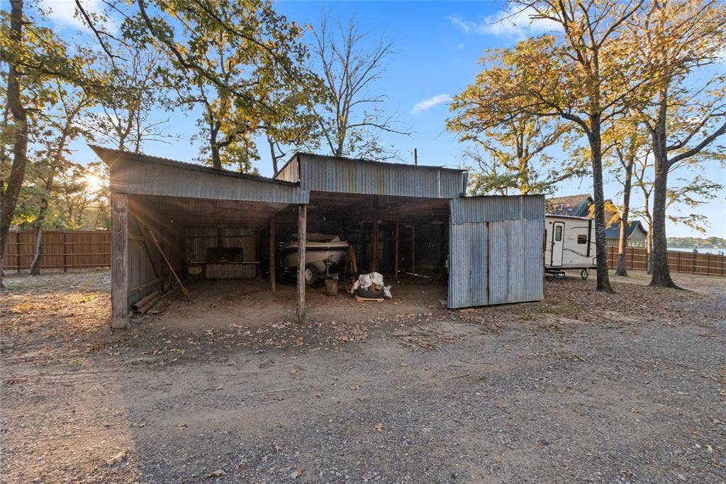 6001 Melba Drive, Malakoff, TX 75148 Plenty of storage space for vehicles, lake toys, or equipment