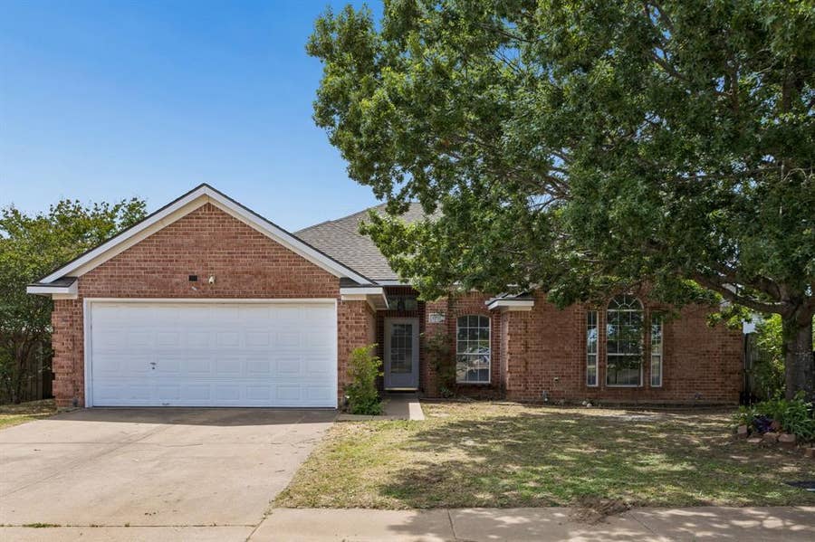 Property photo for 1031 Park Place Boulevard, Midlothian, TX