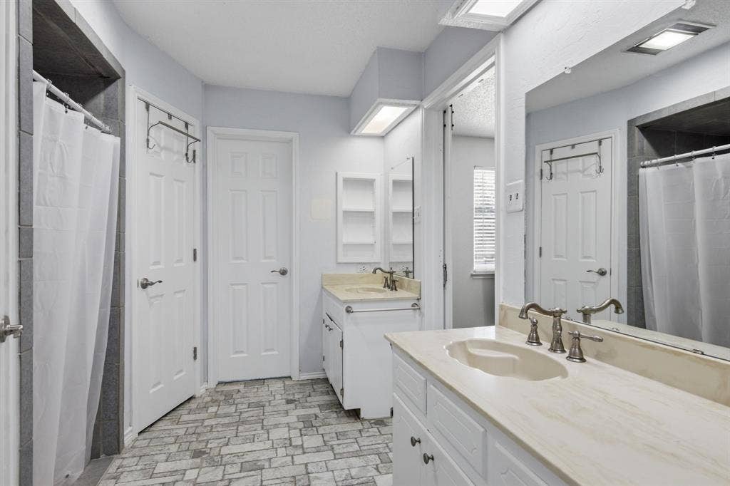 1211 Meadowview Drive, Euless, TX 76039 1211 Meadowview Drive, Euless, TX 76039
