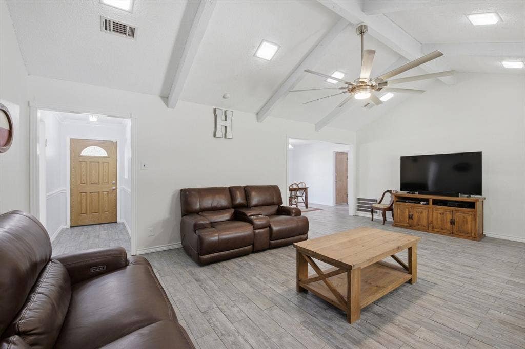 1211 Meadowview Drive, Euless, TX 76039 1211 Meadowview Drive, Euless, TX 76039