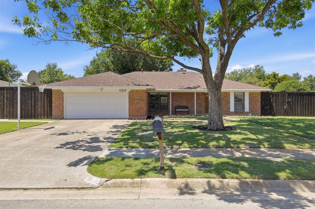 1211 Meadowview Drive, Euless, TX 76039 1211 Meadowview Drive, Euless, TX 76039