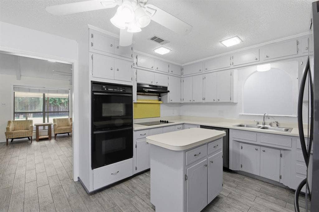 1211 Meadowview Drive, Euless, TX 76039 1211 Meadowview Drive, Euless, TX 76039