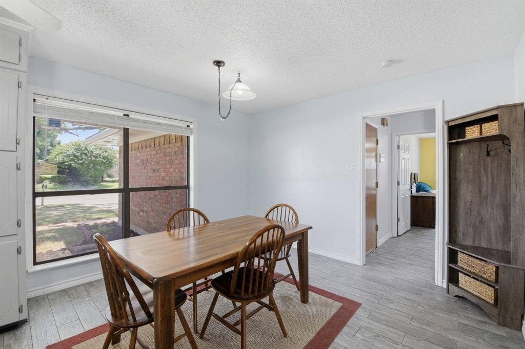 1211 Meadowview Drive, Euless, TX 76039 1211 Meadowview Drive, Euless, TX 76039