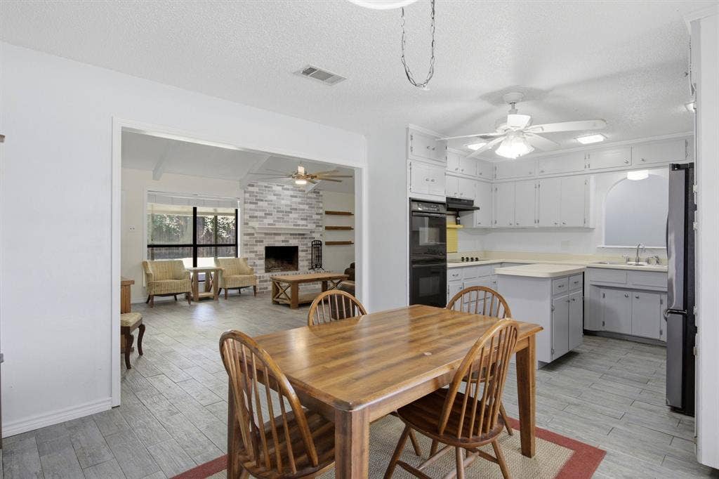 1211 Meadowview Drive, Euless, TX 76039 1211 Meadowview Drive, Euless, TX 76039