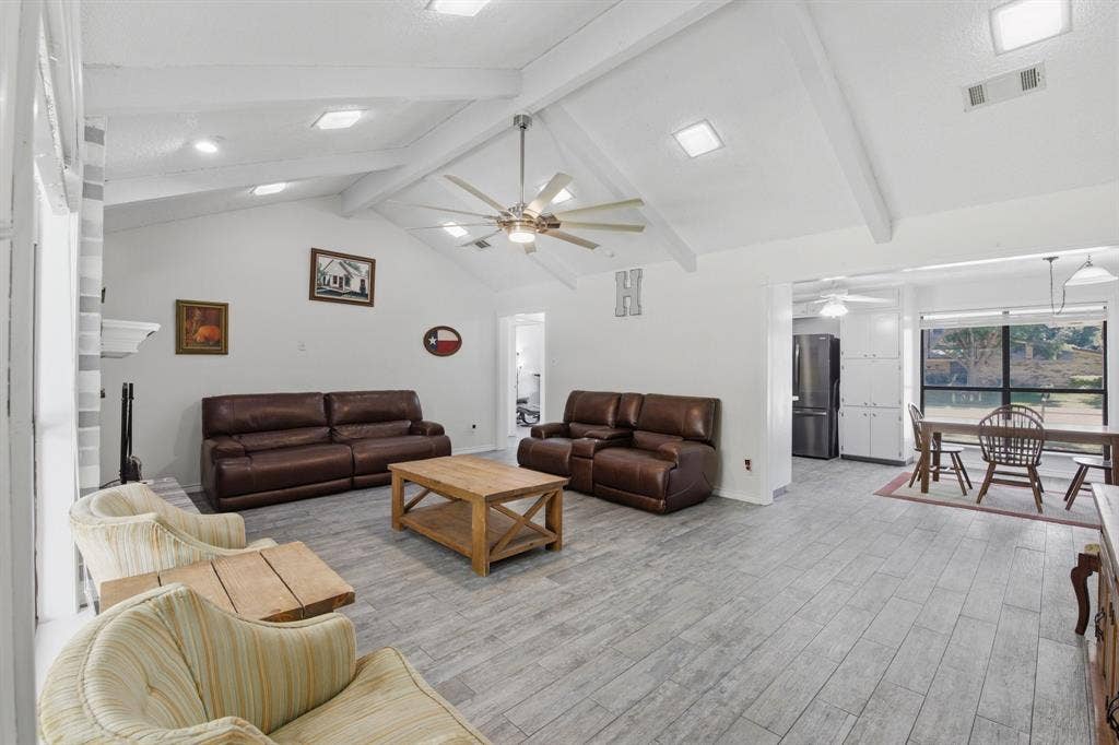 1211 Meadowview Drive, Euless, TX 76039 1211 Meadowview Drive, Euless, TX 76039