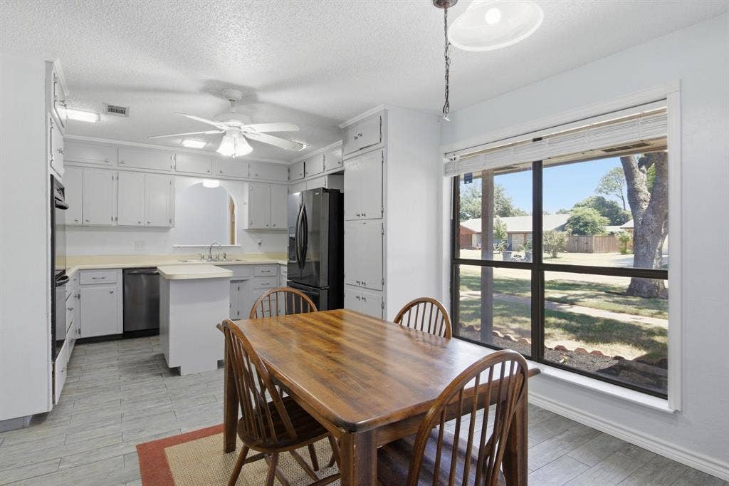 1211 Meadowview Drive, Euless, TX 76039 1211 Meadowview Drive, Euless, TX 76039