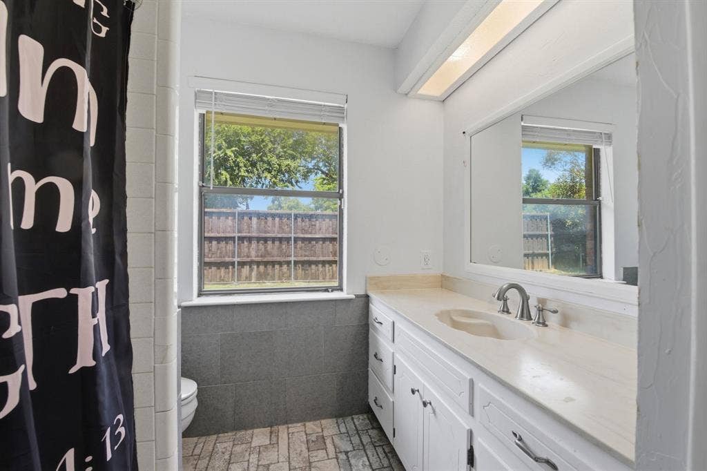 1211 Meadowview Drive, Euless, TX 76039 1211 Meadowview Drive, Euless, TX 76039