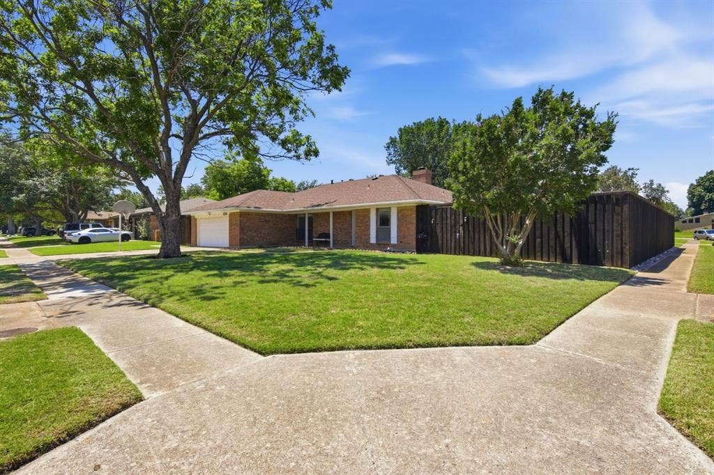 1211 Meadowview Drive, Euless, TX 76039 1211 Meadowview Drive, Euless, TX 76039