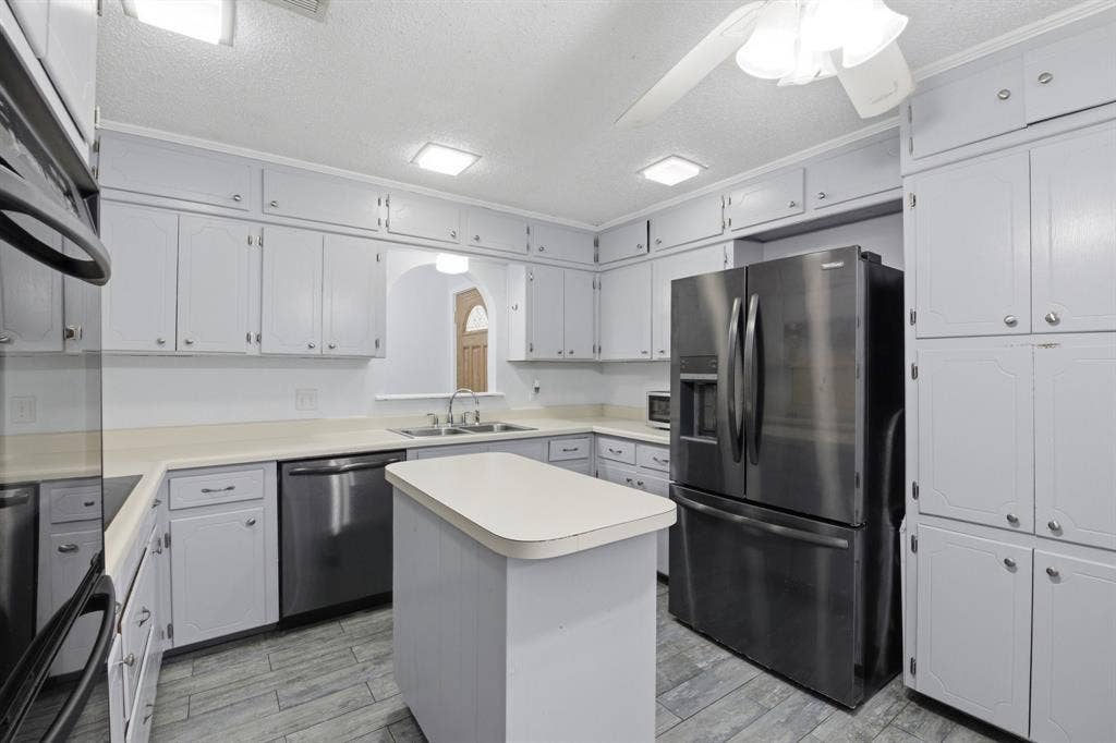 1211 Meadowview Drive, Euless, TX 76039 1211 Meadowview Drive, Euless, TX 76039