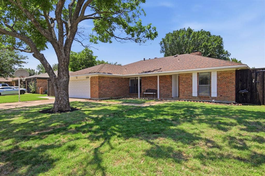 1211 Meadowview Drive, Euless, TX 76039 1211 Meadowview Drive, Euless, TX 76039