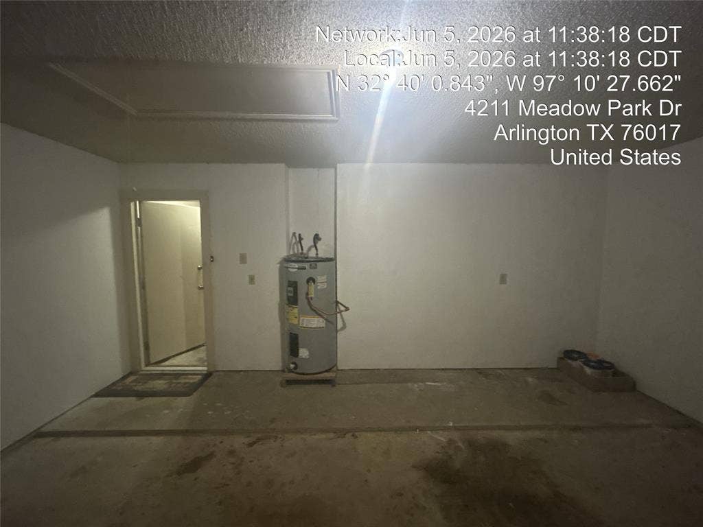 4211 Meadow Park Drive, Arlington, TX 76017 Concrete flooring, white painted walls,