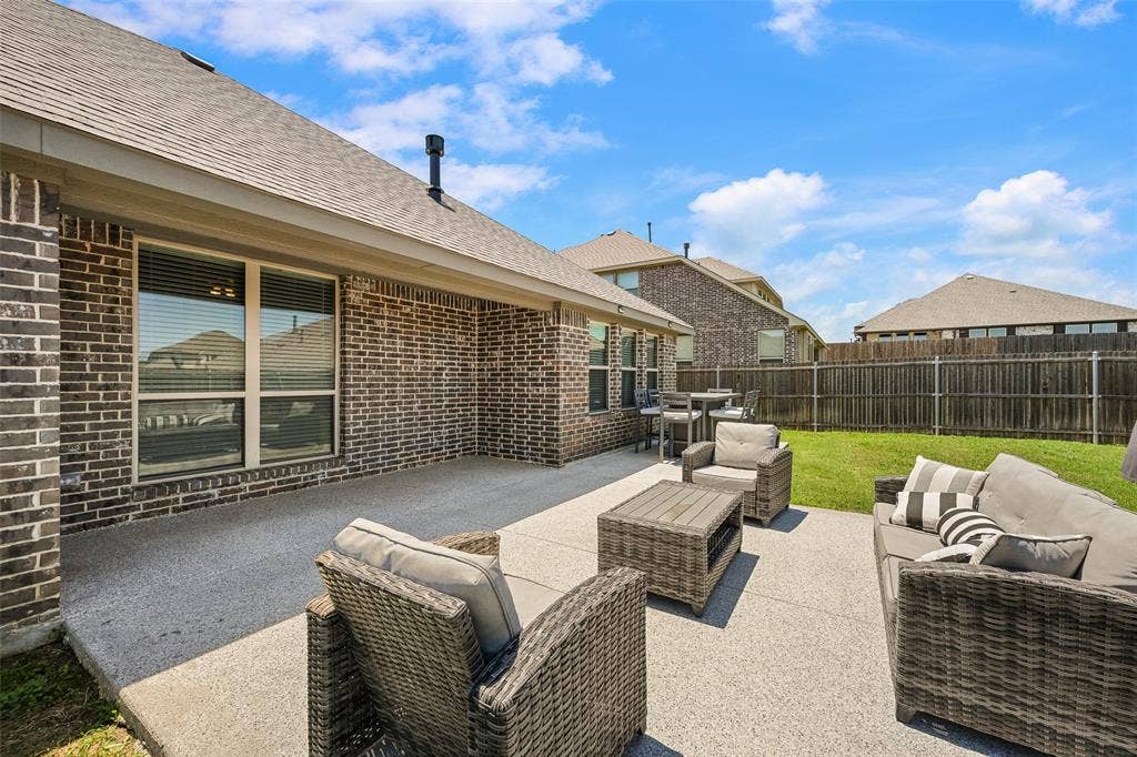933 Vista Lane, DeSoto, TX 75115 933 Vista Lane, DeSoto, TX 75115