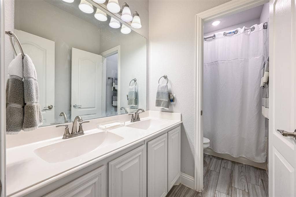 933 Vista Lane, DeSoto, TX 75115 933 Vista Lane, DeSoto, TX 75115