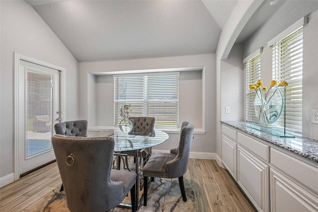933 Vista Lane, DeSoto, TX 75115 933 Vista Lane, DeSoto, TX 75115