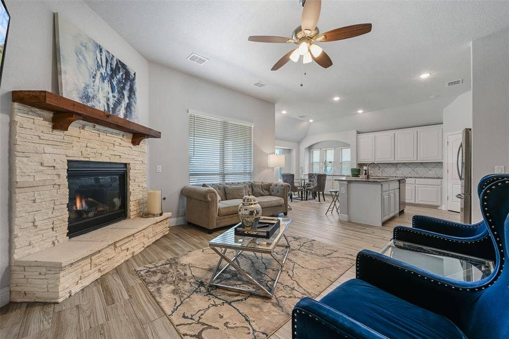 933 Vista Lane, DeSoto, TX 75115 933 Vista Lane, DeSoto, TX 75115