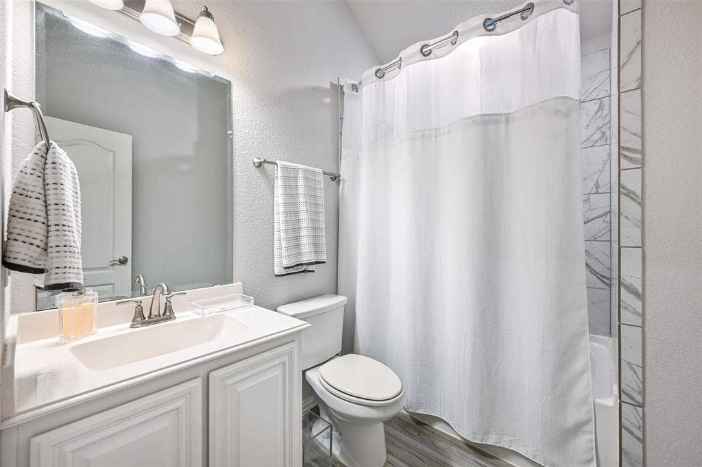 933 Vista Lane, DeSoto, TX 75115 933 Vista Lane, DeSoto, TX 75115