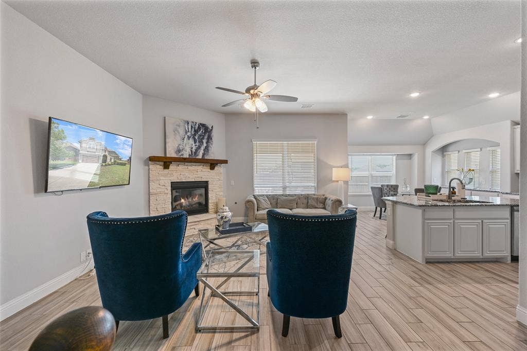 933 Vista Lane, DeSoto, TX 75115 933 Vista Lane, DeSoto, TX 75115