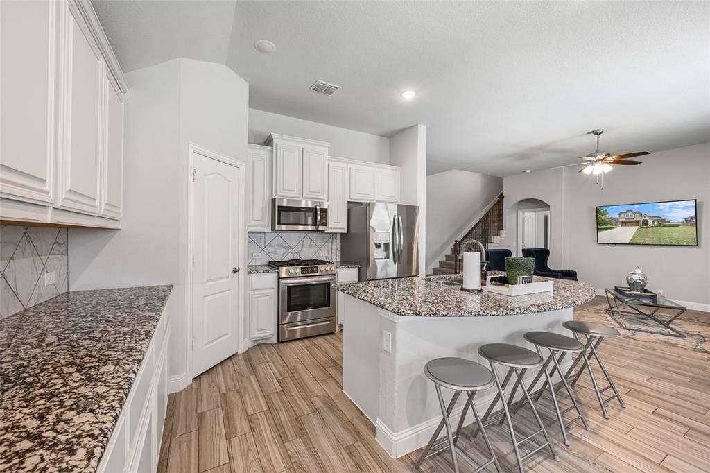 933 Vista Lane, DeSoto, TX 75115 933 Vista Lane, DeSoto, TX 75115