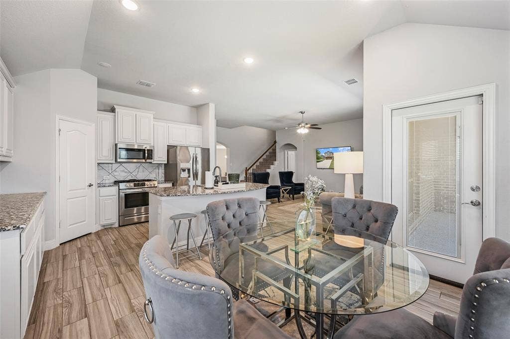 933 Vista Lane, DeSoto, TX 75115 933 Vista Lane, DeSoto, TX 75115