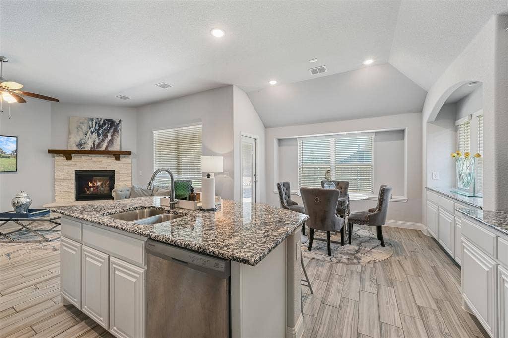933 Vista Lane, DeSoto, TX 75115 933 Vista Lane, DeSoto, TX 75115