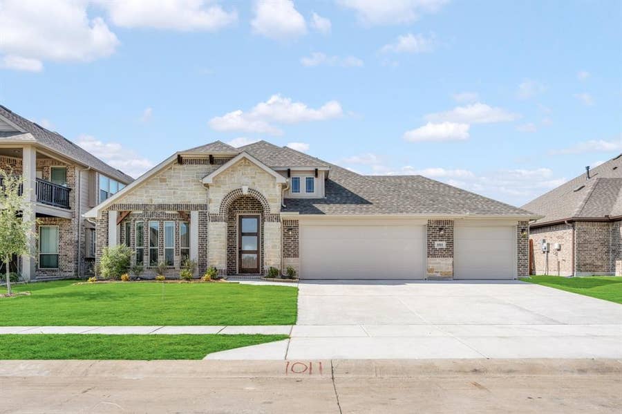 Property photo for 1011 Stonehaven Drive, Justin, TX