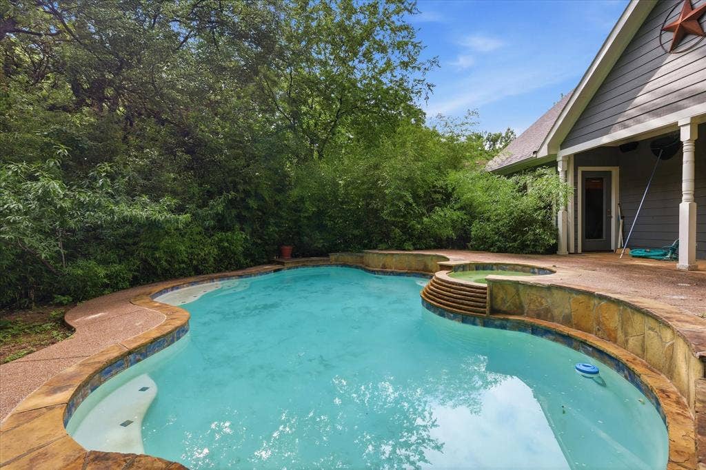 413 Collins Street, Argyle, TX 76226 Curved swimming pool with integrated spa and stone surround