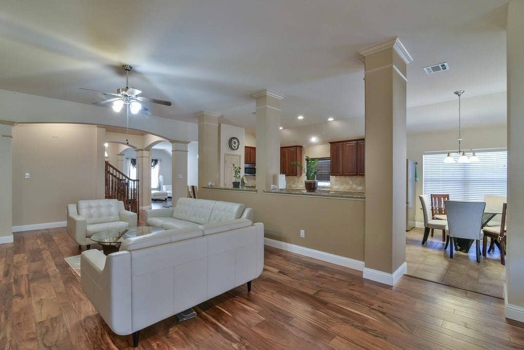 2705 Fox Creek Trail, Arlington, TX 76017 Spacious living area featuring wood-finish flooring and a ceiling fan
