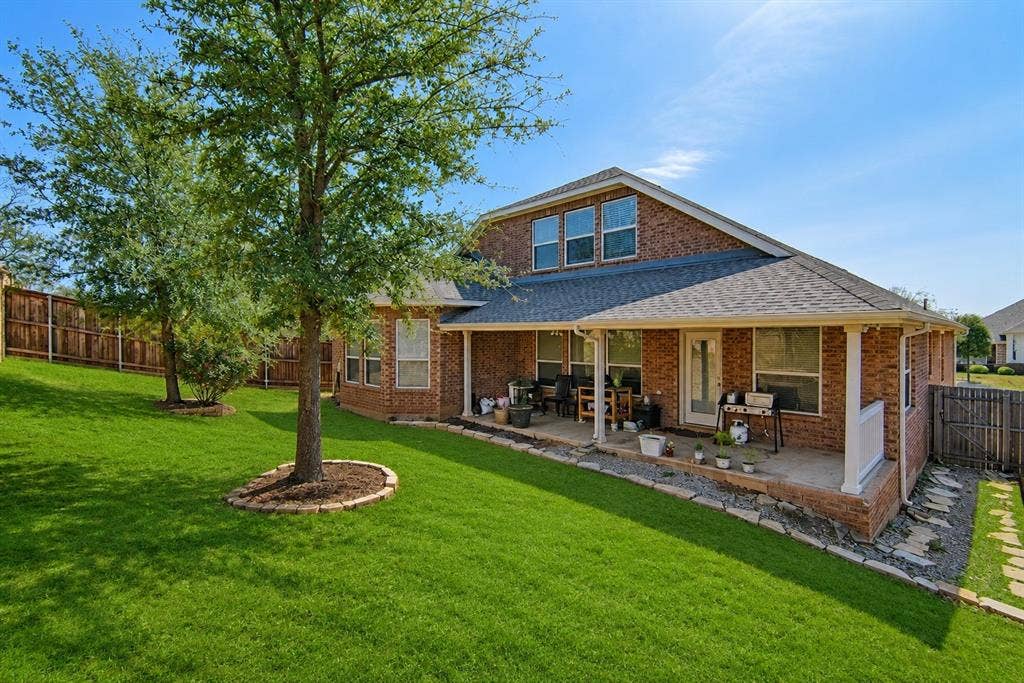 2705 Fox Creek Trail, Arlington, TX 76017 Expansive green lawn with mature trees