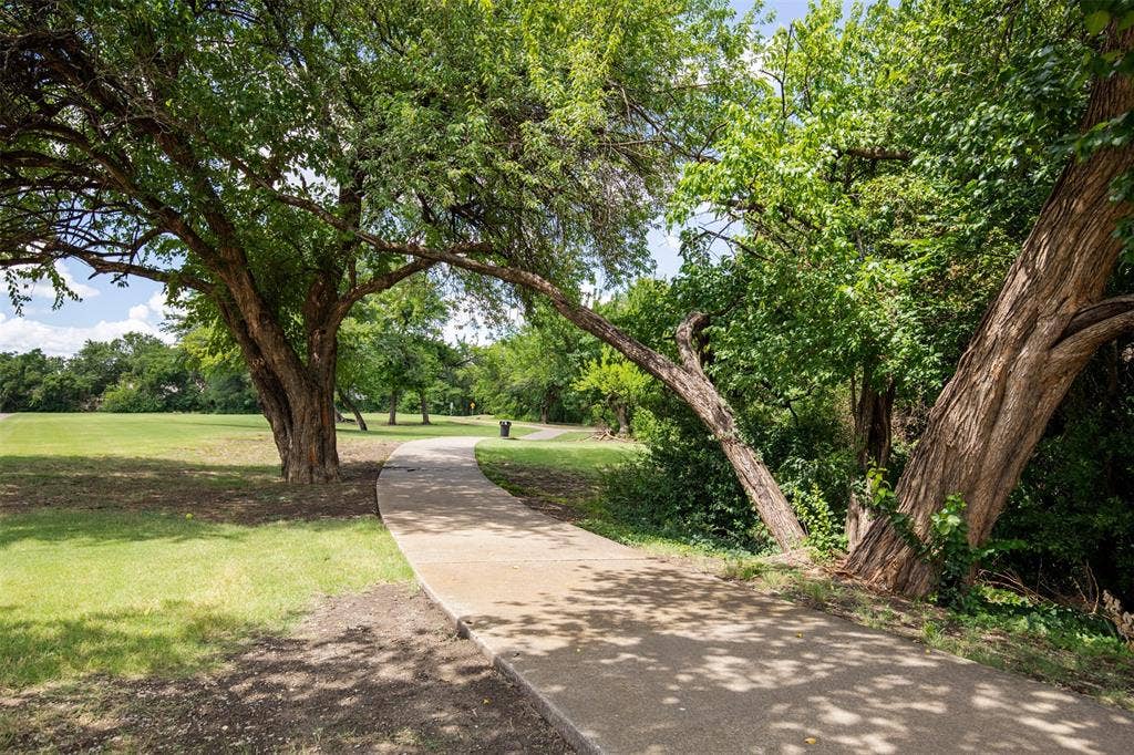 1405 Faringdon Drive, Plano, TX 75075 Community walking trails with green space.