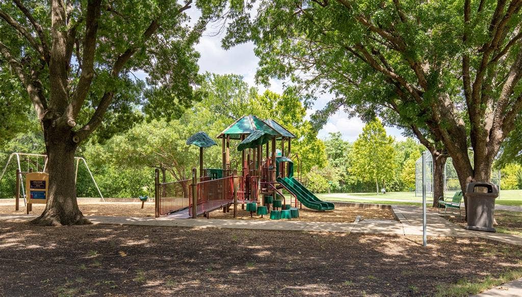1405 Faringdon Drive, Plano, TX 75075 Community park area.