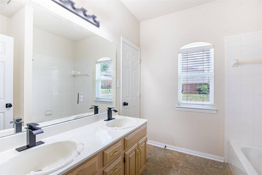 1405 Faringdon Drive, Plano, TX 75075 Secondary shared bath.