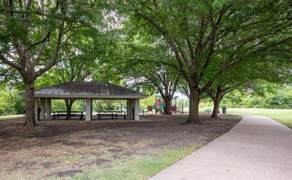 1405 Faringdon Drive, Plano, TX 75075 Community park area with pavilion.