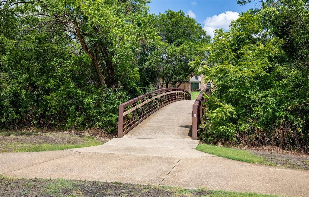 1405 Faringdon Drive, Plano, TX 75075 Community walking trails with bridge.