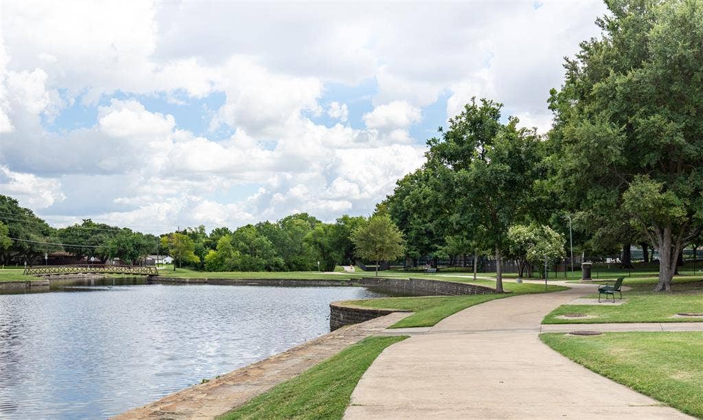 1405 Faringdon Drive, Plano, TX 75075 Community walking trails with pond.