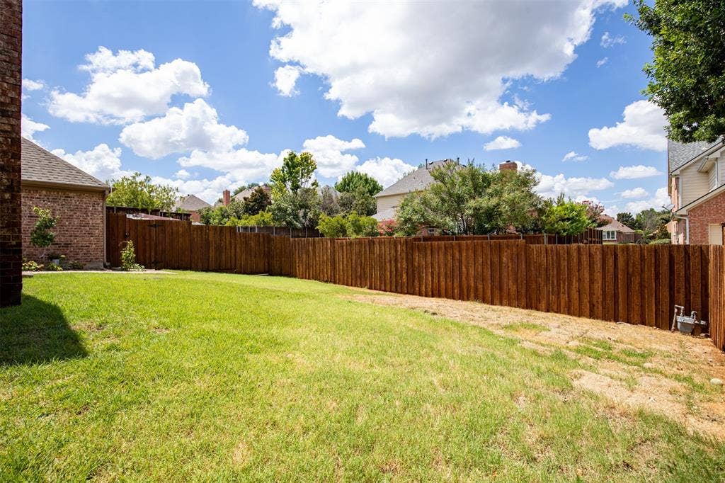 1405 Faringdon Drive, Plano, TX 75075 Spacious backyard.