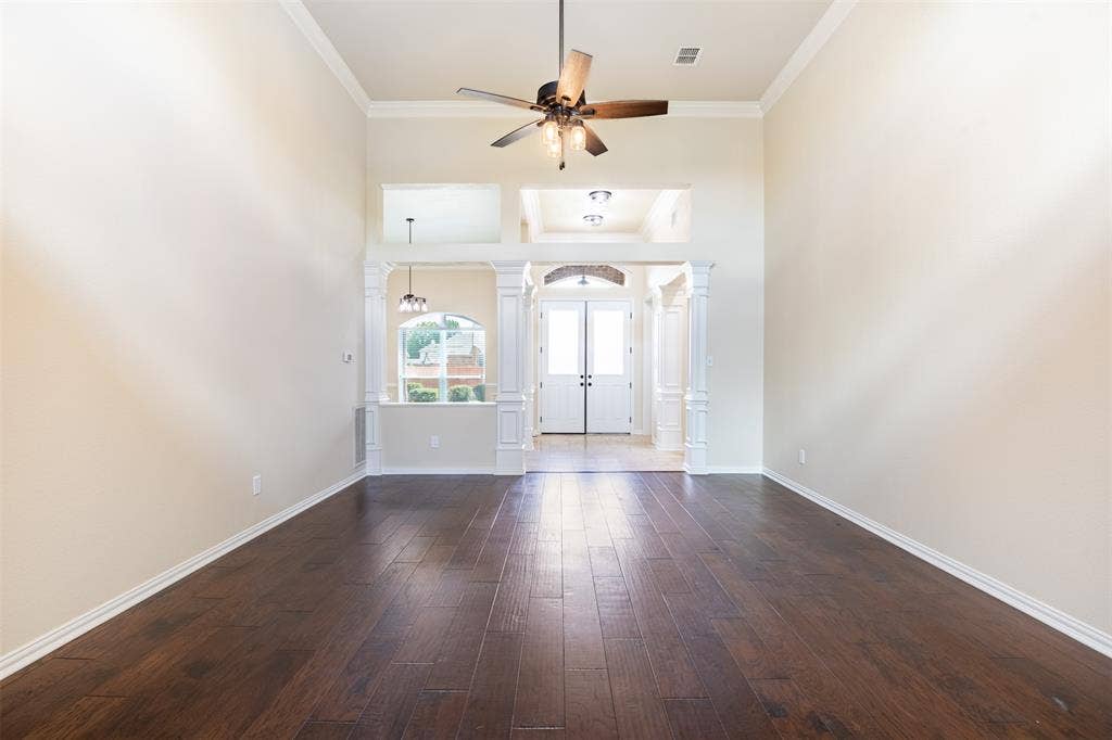 1405 Faringdon Drive, Plano, TX 75075 Spacious living room with rich wood flooring.