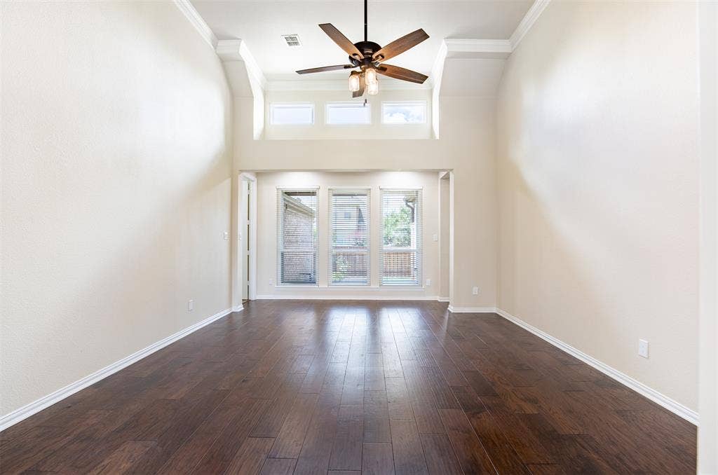 1405 Faringdon Drive, Plano, TX 75075 Stunning living room wiht soaring ceilngs and architectural detailing.