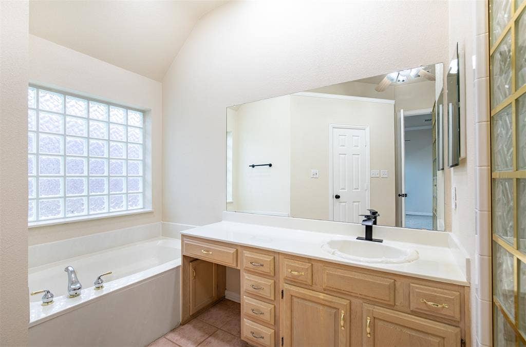1405 Faringdon Drive, Plano, TX 75075 En-suite bath with jetted tub and vanity sitting area.