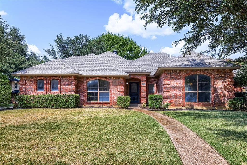 1201 St James Place, Arlington, TX 76011 1201 St James Place, Arlington, TX 76011