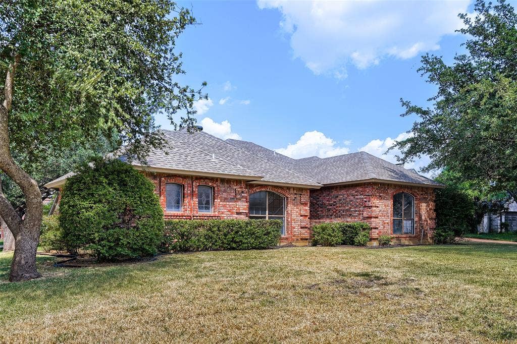 1201 St James Place, Arlington, TX 76011 1201 St James Place, Arlington, TX 76011