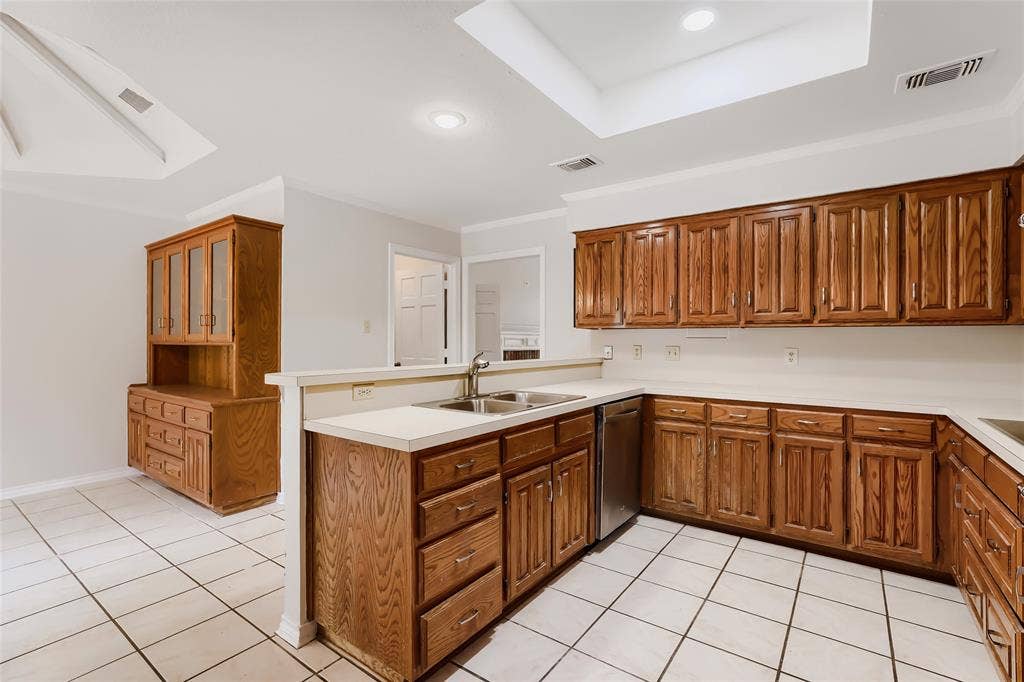 1201 St James Place, Arlington, TX 76011 1201 St James Place, Arlington, TX 76011