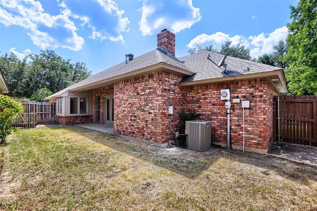 1201 St James Place, Arlington, TX 76011 1201 St James Place, Arlington, TX 76011