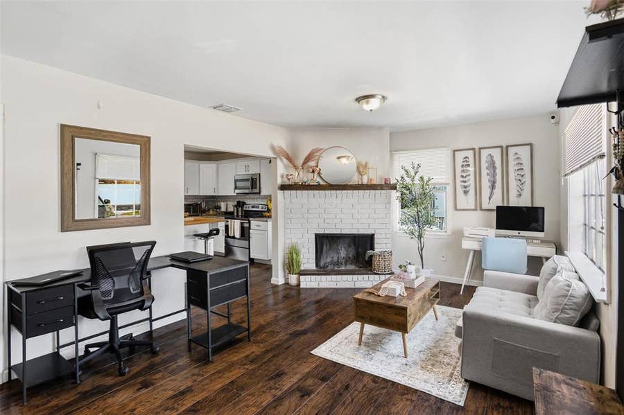 Property photo for 516 E Wintergreen Road, DeSoto, TX
