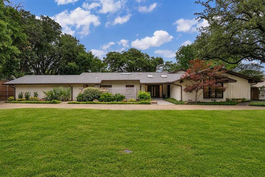 Property photo for 6943 Prestonshire Lane, Dallas, TX