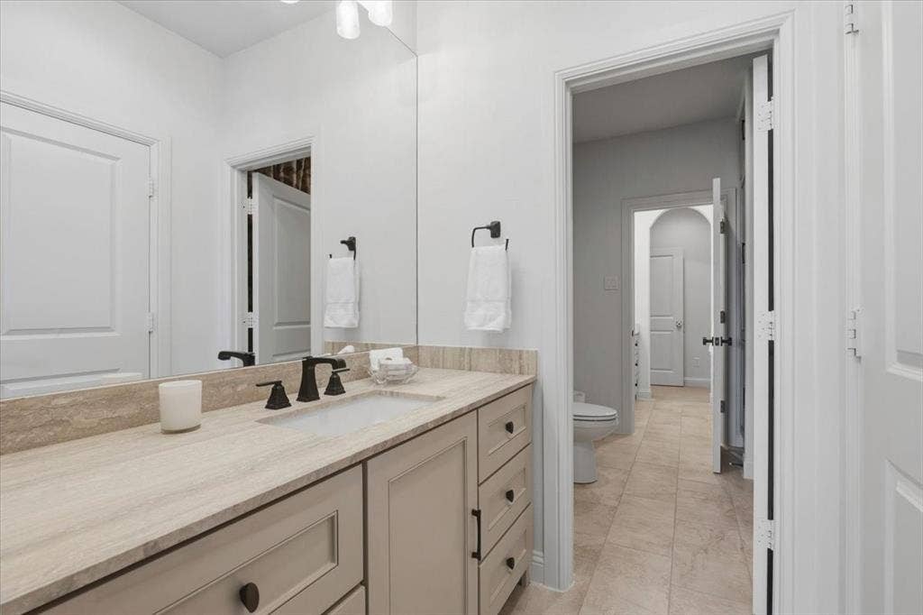339 Creekview Terrace, Aledo, TX 76008 Jack and Jill Bathroom