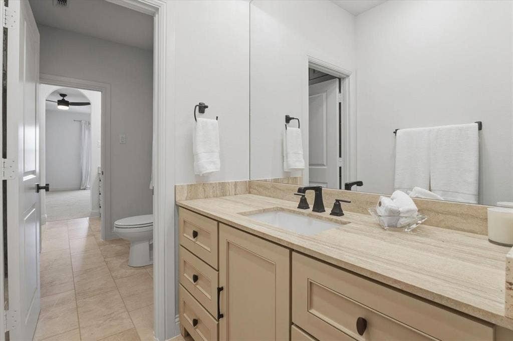 339 Creekview Terrace, Aledo, TX 76008 Jack and Jill Bathroom