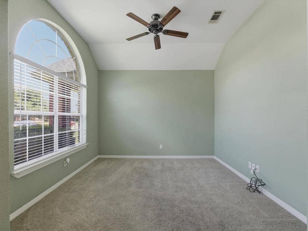 208 Red Wolf Lane, Red Oak, TX 75154 Sitting Area in Primary Bedroom