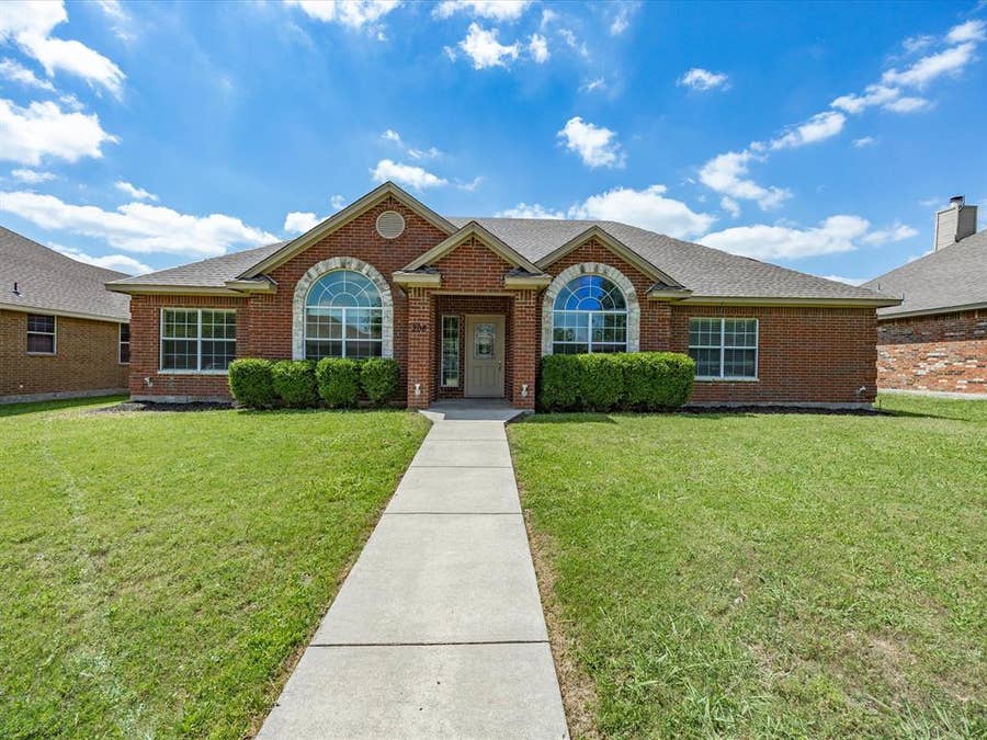 Property photo for 208 Red Wolf Lane, Red Oak, TX