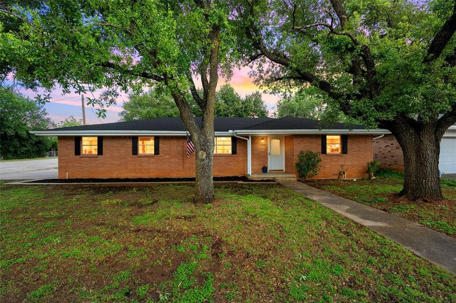 Property photo for 1400 W 6th Street, McGregor, TX