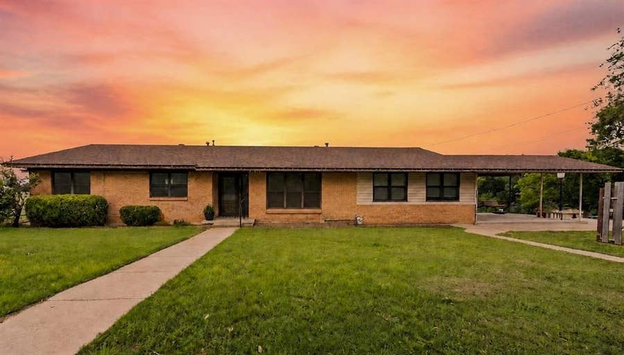 Property photo for 608 W Spring Street, West, TX